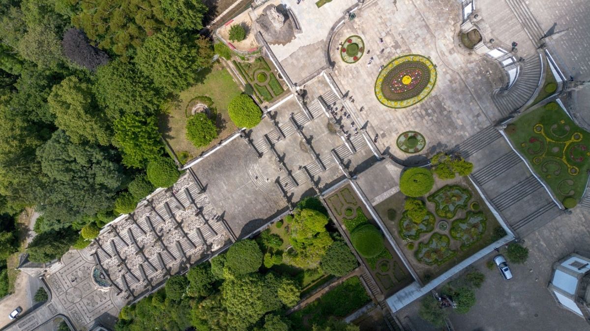 Vue par drone de l'escalier du sanctuaire de Bom Jesus do Monte à Braga, site classé au patrimoine mondial de l'UNESCO | Cooltour Oporto