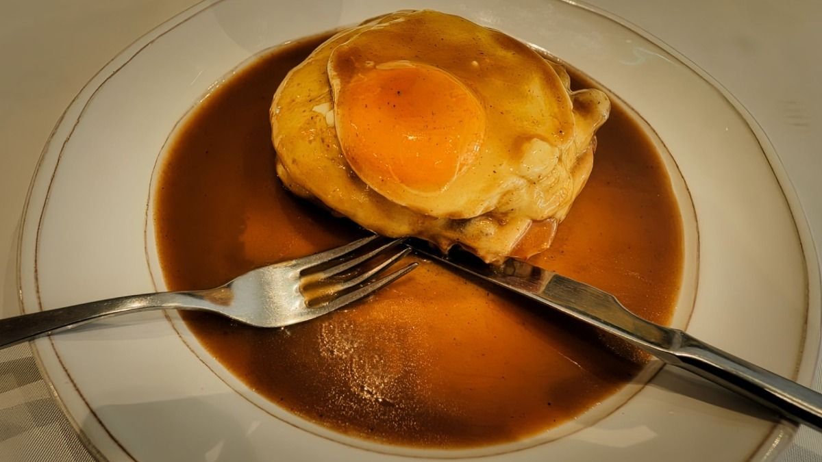 The real and original Francesinha at its birthplace, Regaleira restaurant in Porto, during our Food Tour | Cooltour Oporto