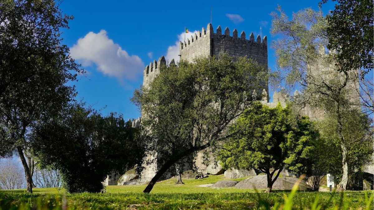 Le château de Guimaraes, datant du 10e siècle, lors de notre excursion à Braga et Guimaraes au départ de Porto | Cooltour Oporto