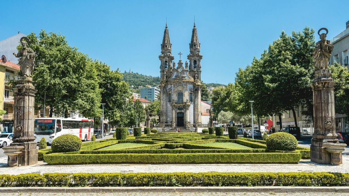 Beautiful gardens and avenue during our Guimaraes and Braga Tour from Porto | Cooltour Oporto 