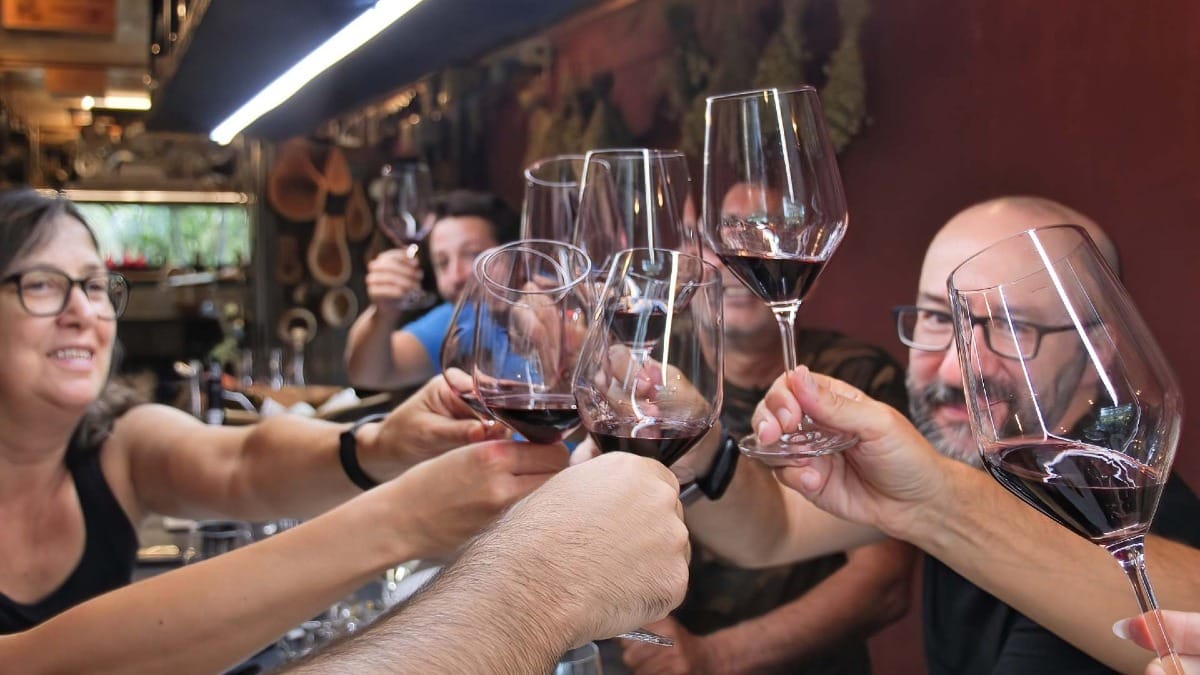Trinquons à une journée inoubliable placée sous le signe du vin et de la découverte dans la vallée du Douro