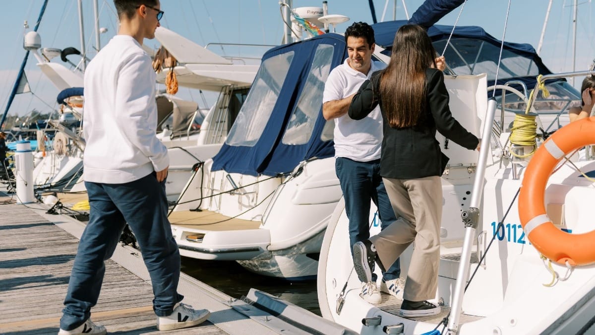 Invités arrivant à la Marina du Douro, accueillis par le skipper pour une croisière mémorable à Porto