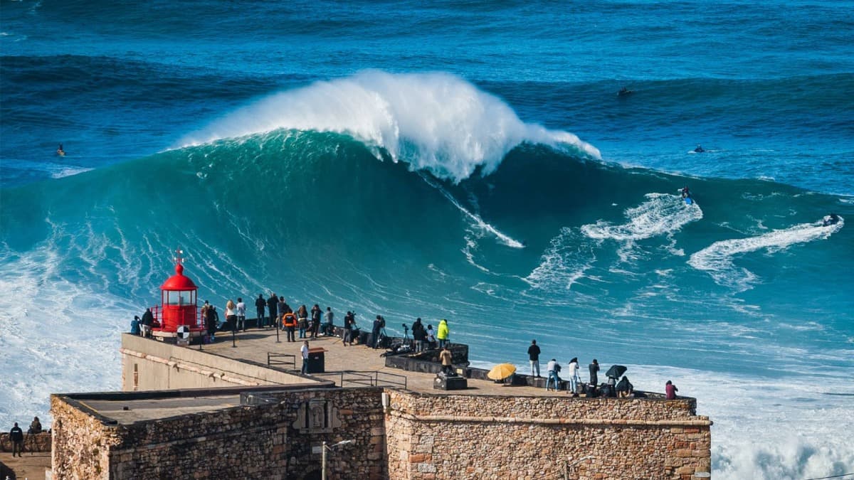 Nazaré Walking Tour – Big Waves, Legends & Traditions