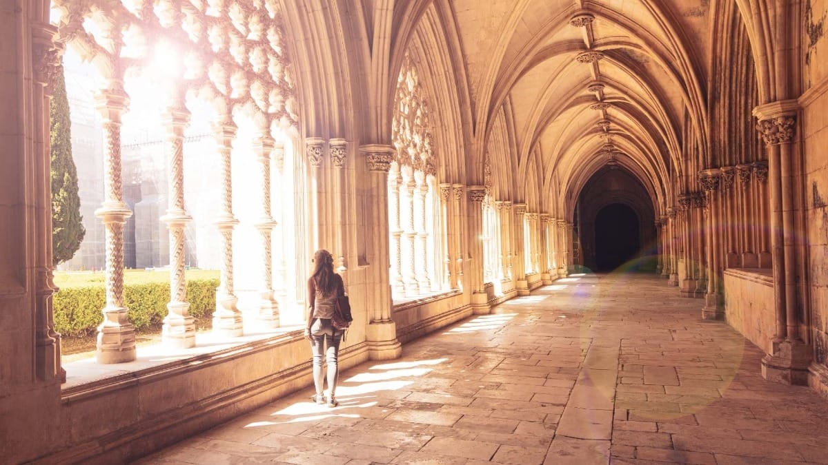 11zw batalha monastery cloister sunlight arches