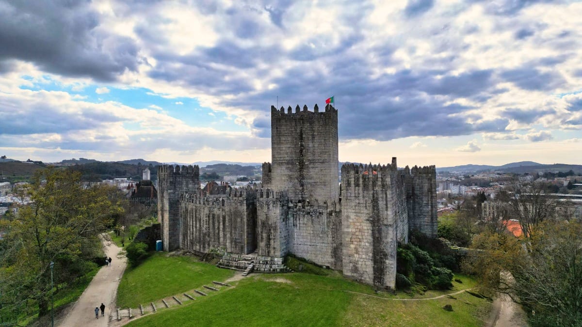 Visit to Guimarães Castle, the birthplace of Portugal, during a guided tour from Porto with Cooltour Oporto