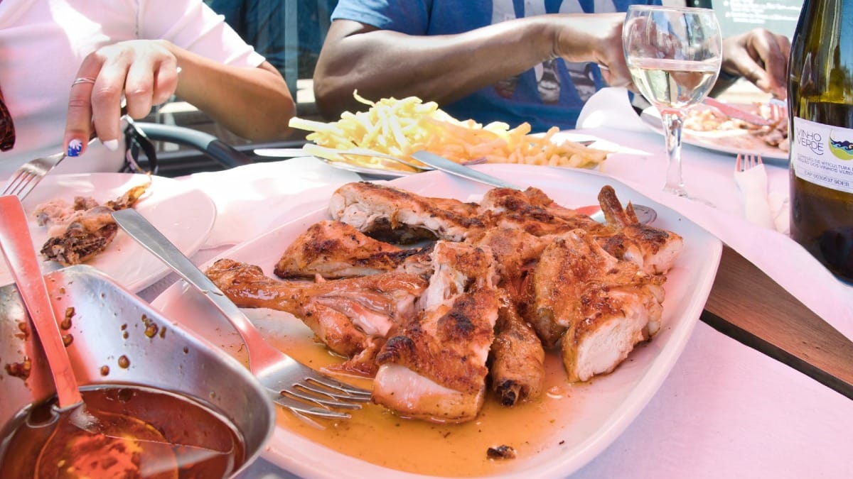 Poulet grillé portugais avec frites et vinho verde servi pendant un food tour de Cooltour Oporto