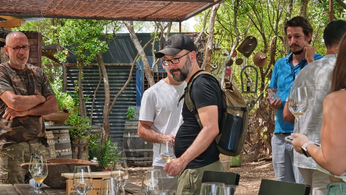 Un petit groupe rencontre le vigneron lors d'une dégustation détendue.