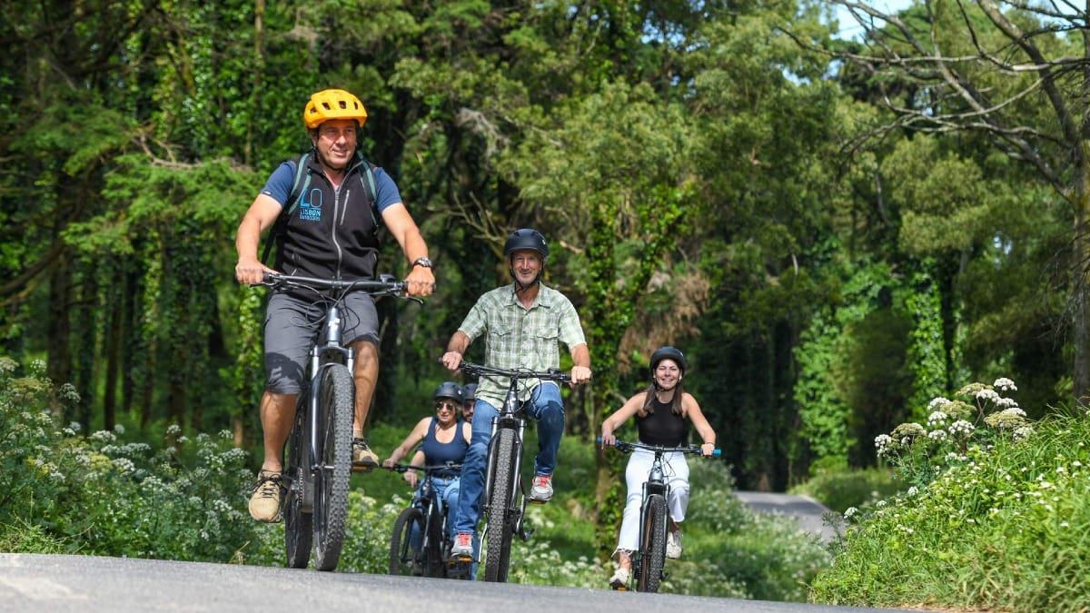 Disfrute de un relajado tour en bicicleta eléctrica por Sintra desde Lisboa en un grupo reducido a través de los paisajes naturales de Sintra