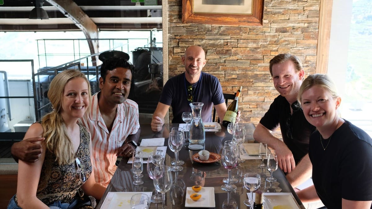 Degustação de Vinhos do Douro e Vinho do Porto após visita a uma vinícola durante um tour guiado pelo Vale do Douro com a Cooltour Oporto