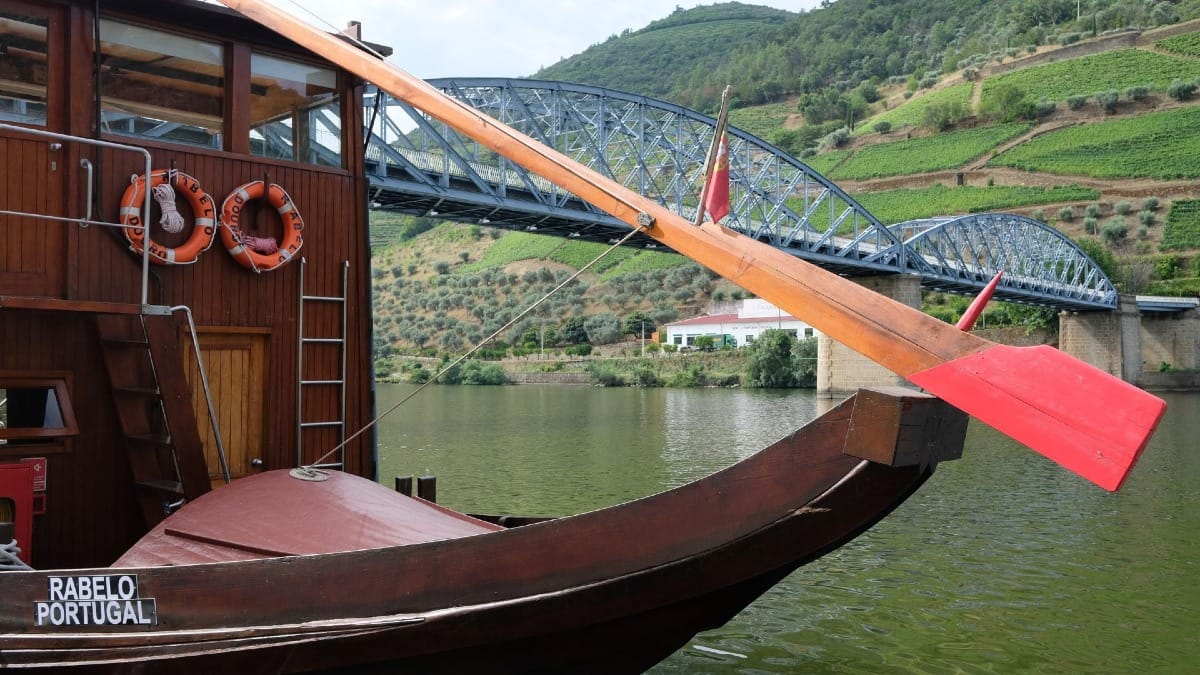Barco Rabelo tradicional pronto para um cruzeiro no Rio Douro na vila de Pinhão durante um tour guiado pelo Vale do Douro com a Cooltour Oporto