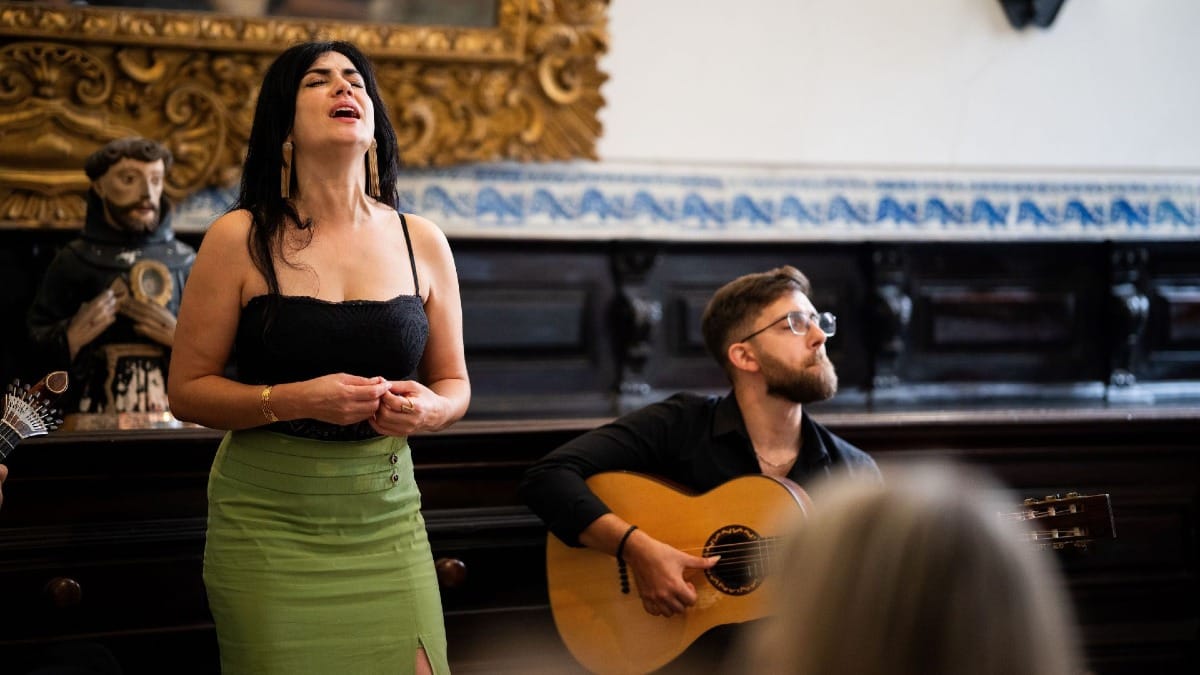 Chanteuse de Fado interprétant un concert traditionnel de Fado à l'intérieur d'un monastère historique à Porto, Portugal