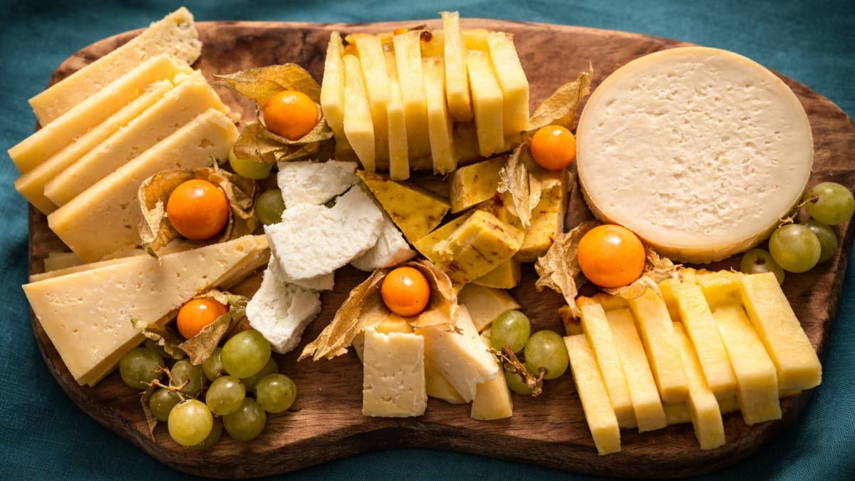 Découvrez la diversité des fromages des Açores lors d'une dégustation soigneusement préparée