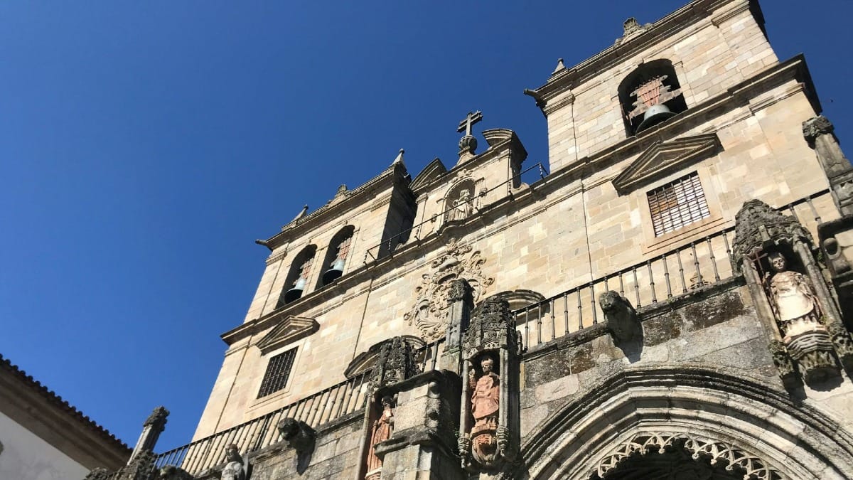 Tour por la histórica Catedral Sé de Braga durante una excursión cultural de un día desde Oporto con Cooltour Oporto