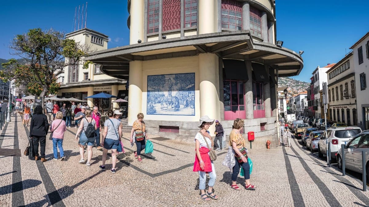 Visitez le célèbre Mercado dos Lavradores de Funchal et découvrez les produits locaux et les traditions