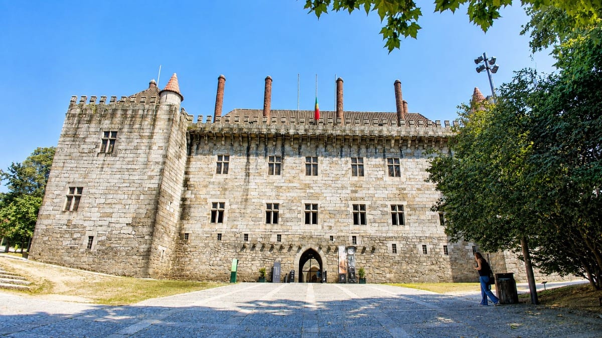 Exterior do Paço dos Duques de Bragança em Guimarães, um dos mais notáveis palácios medievais de Portugal.