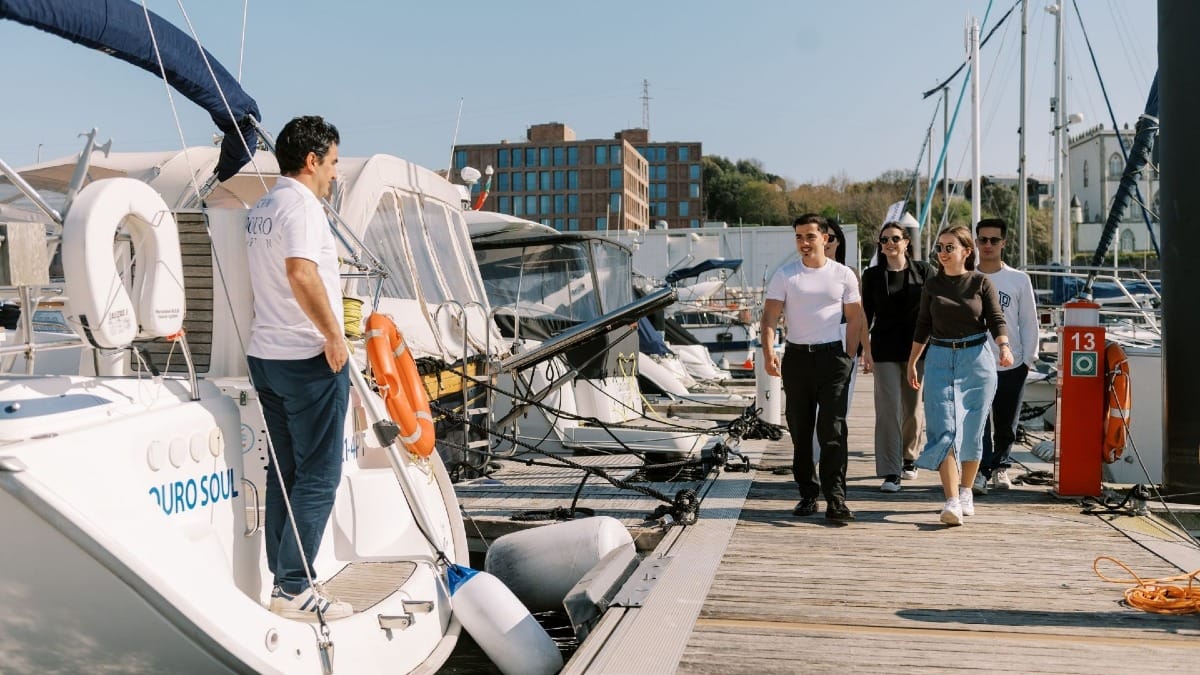 Invités arrivant à la marina du Douro où le skipper les attend pour une croisière avec dégustation de vins