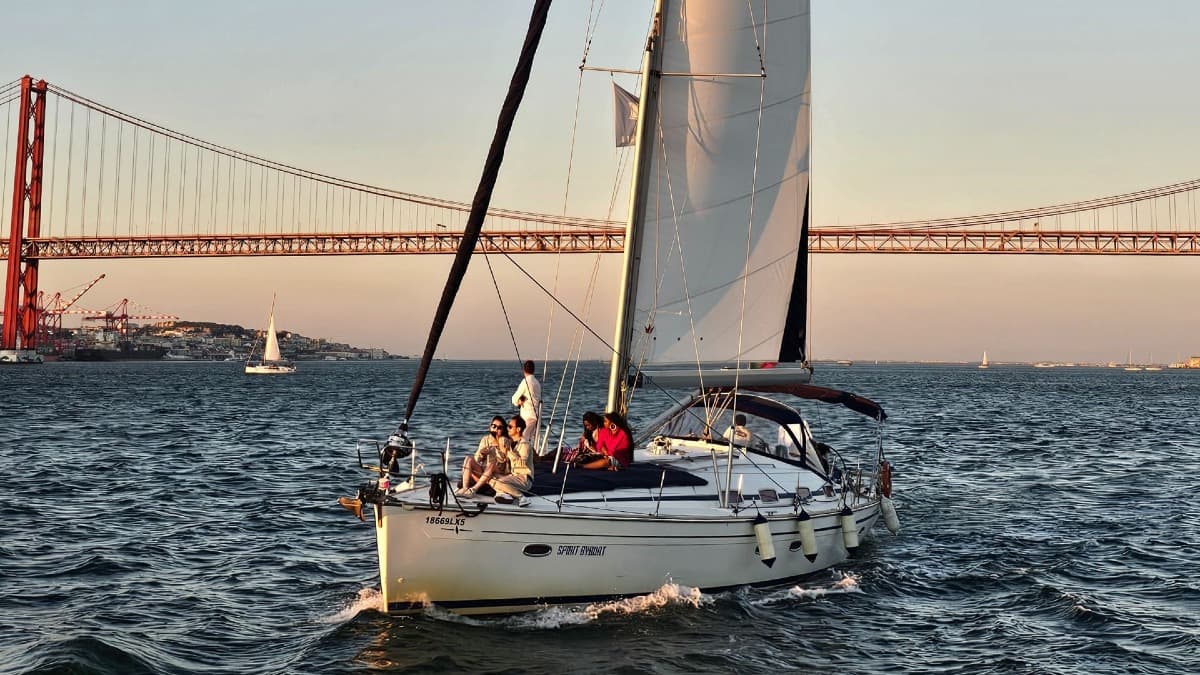 Lisbon Sunset Sailing Tour with Drinks & Appetizers