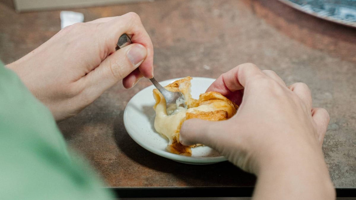 Prueba tu pastel de nata recién horneado y disfruta de la recompensa de tu trabajo