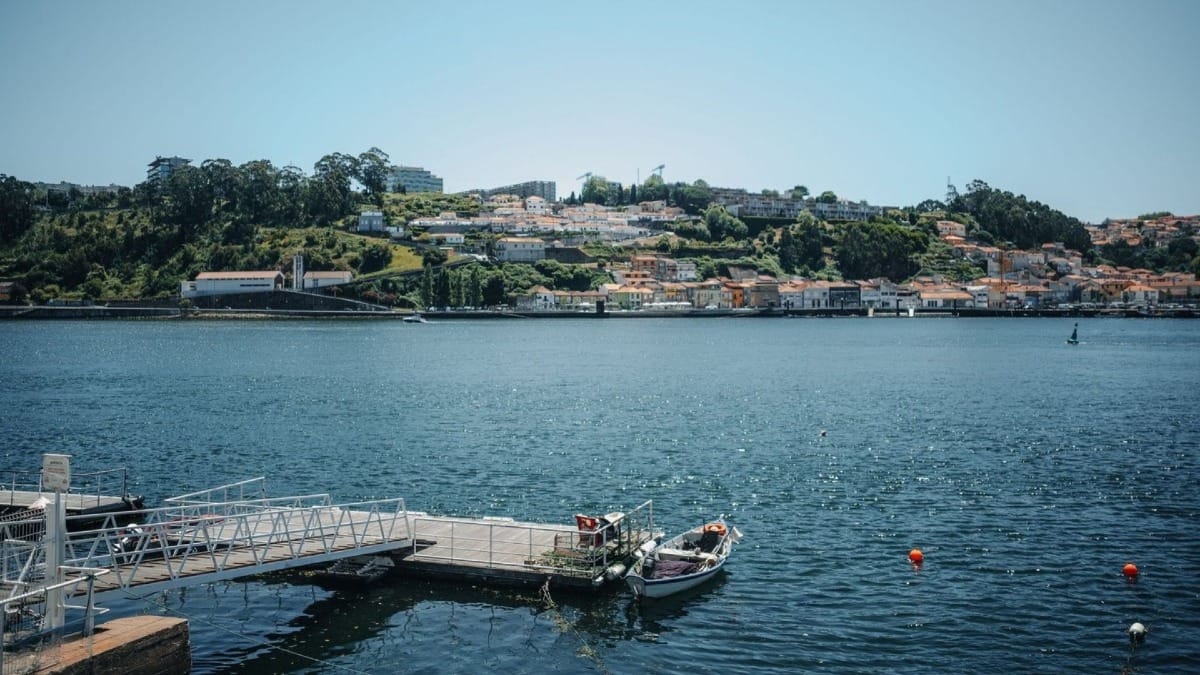 Vue des rives du Douro et de Gaia pendant le tour en vélo électrique le long des rives et de la côte de Porto
