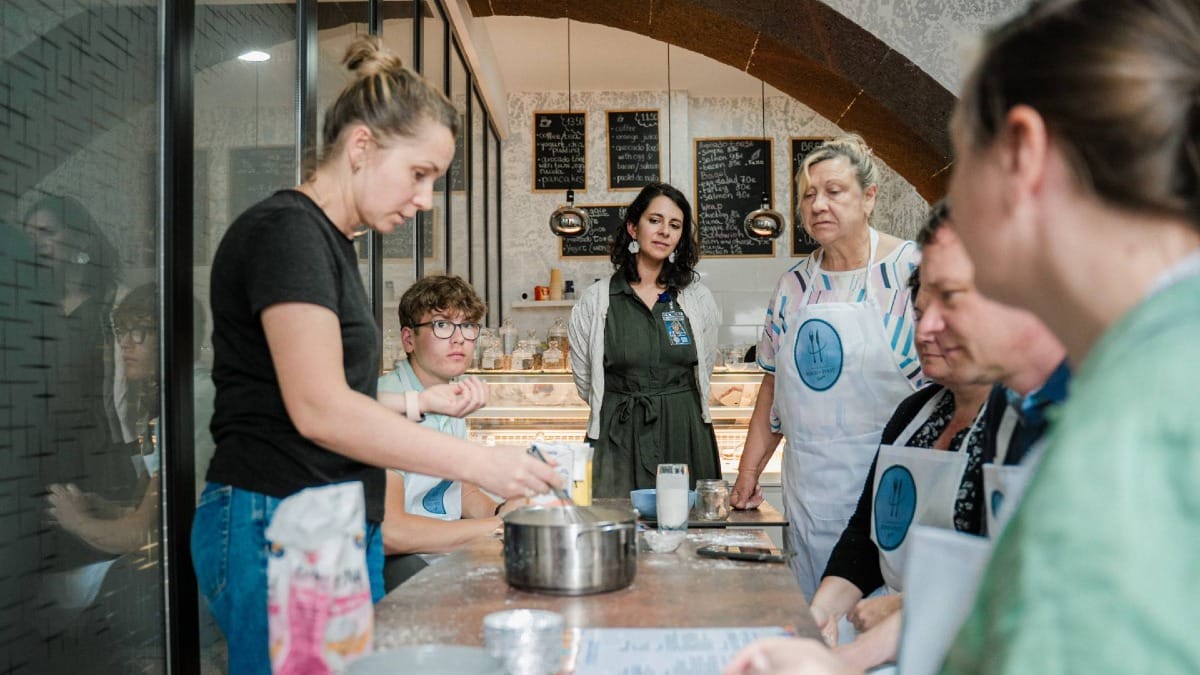 Comienza tu taller práctico de pastel de nata en Funchal con la orientación de expertos en un ambiente relajado