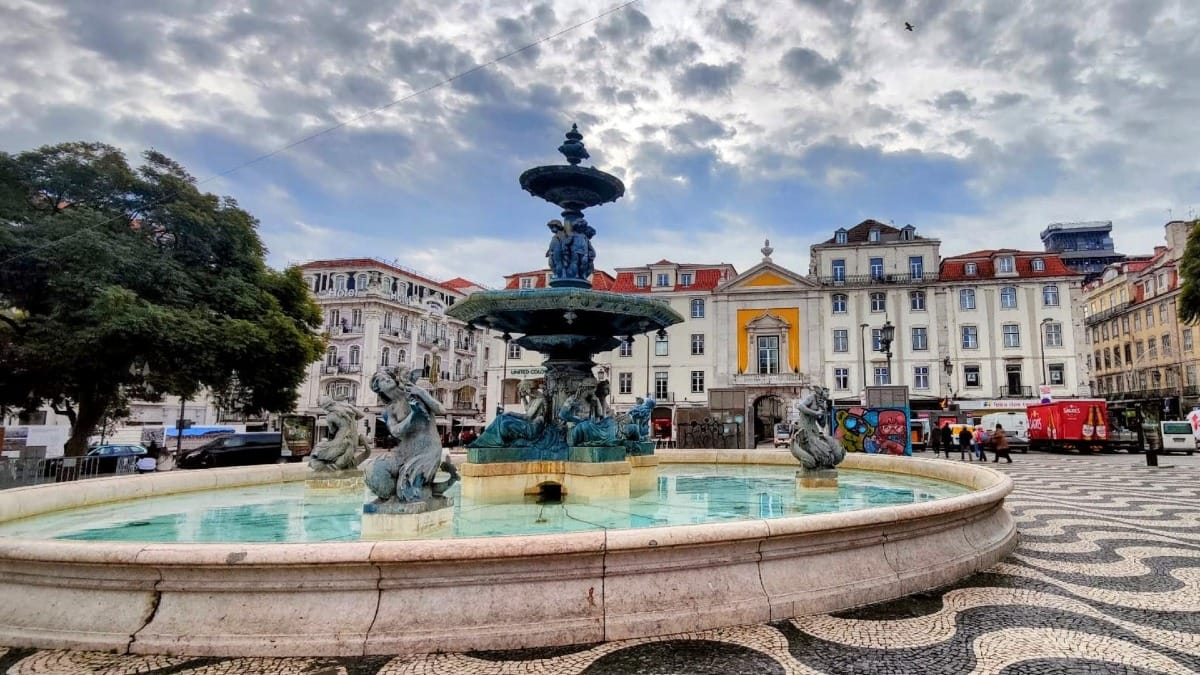 6yDS rossio square meeting point lisbon walking tour