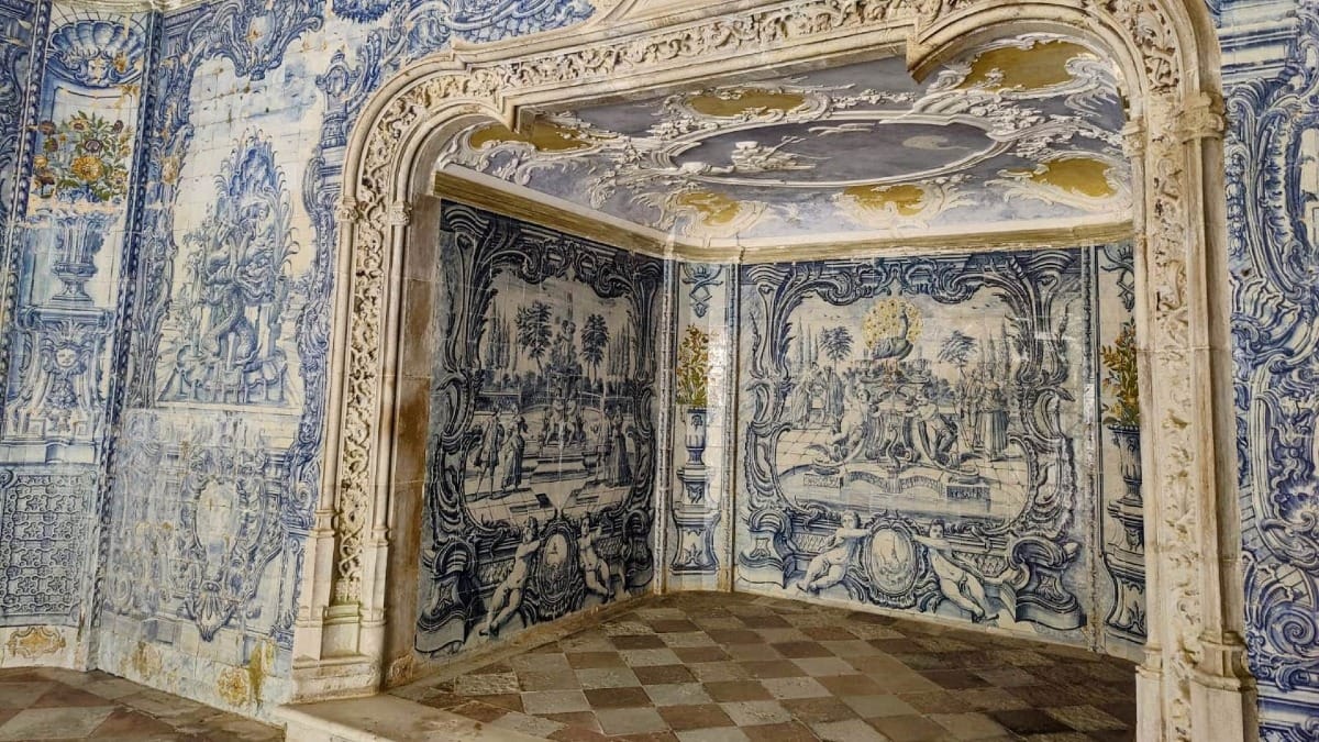 7cEY azulejos blue tiles interior sintra palace tour