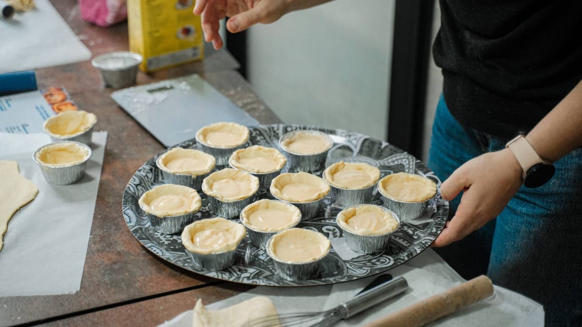 Observa cómo tus pasteles van tomando forma a medida que se preparan y se hacen listos para el horno