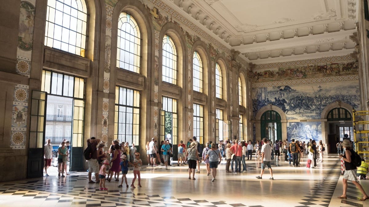 Grupo visitando la histórica estación de São Bento en Oporto, punto arquitectónico destacado del Food Tour de Cooltour Oporto