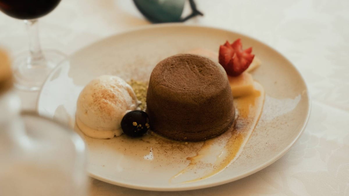 Termine su experiencia con elegantes postres maridados con vinos cuidadosamente seleccionados