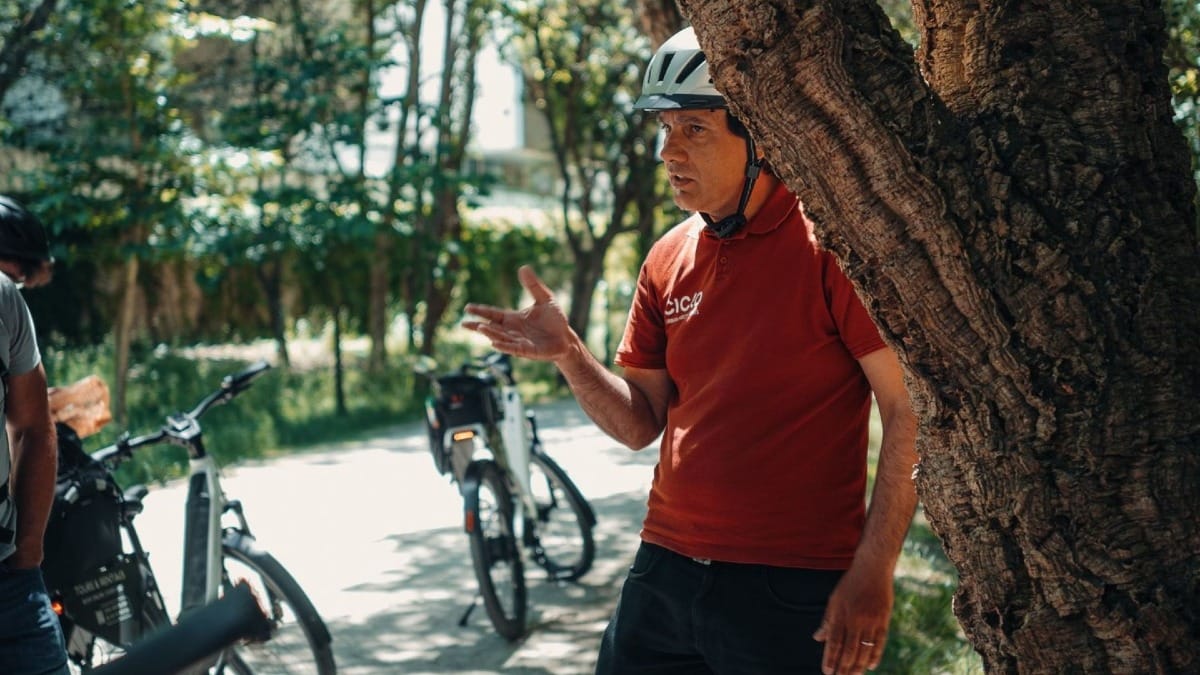 Le guide s’arrête au Parque da Cidade de Porto pour partager des faits intéressants et mettre en valeur le lieu pendant le tour en vélo électrique le long de la côte