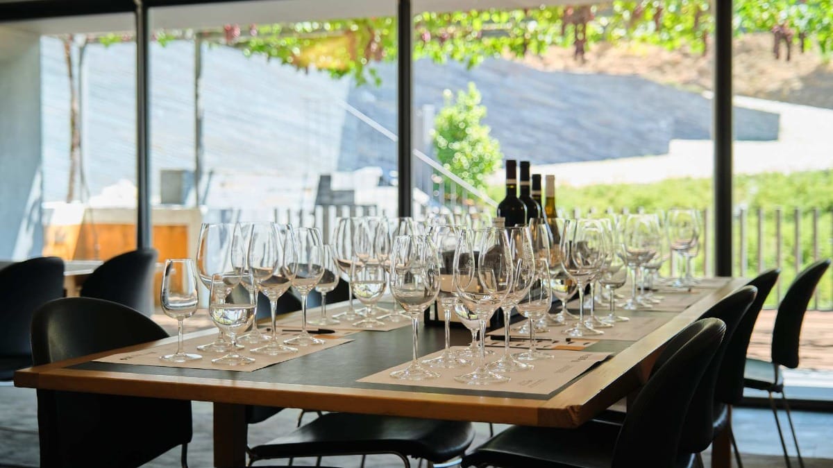Salle de dégustation lumineuse à la Quinta do Vallado avec des verres à vin préparés pour une visite guidée et une séance de dégustation