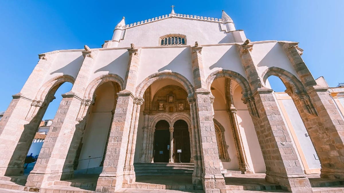 La impresionante fachada de la Capilla de los Huesos de Évora, un monumento extraordinario que invita a la reflexión sobre la vida y la mortalidad.