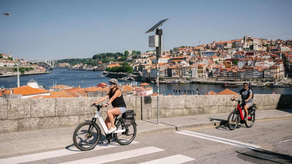 Petit groupe revenant à Gaia après une expérience mémorable en vélo électrique le long des rives et de la côte de Porto