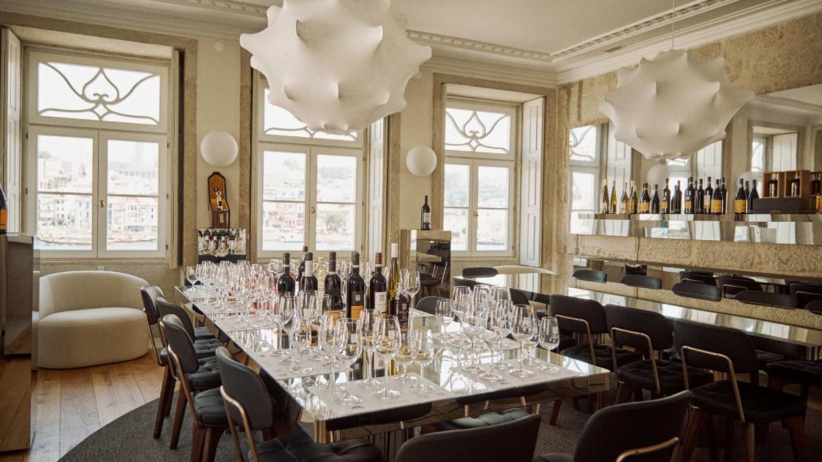 Salle de dégustation moderne à Porto avec bouteilles Vallado et verrerie préparées