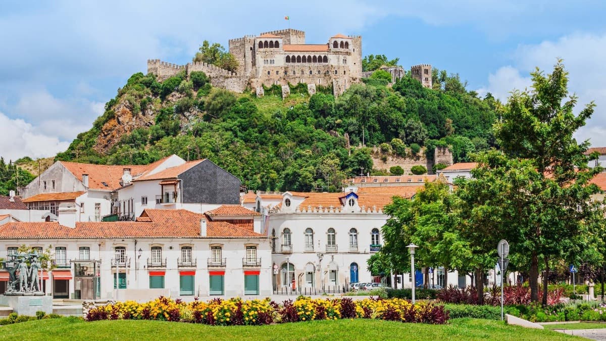 Passeio privado a pé por Leiria – Castelos, cultura e património