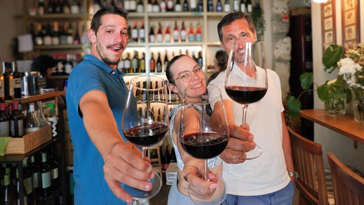 Toast avec du vin rouge lors d'une dégustation guidée suivie d’un concert de Fado à Porto par Cooltour Oporto