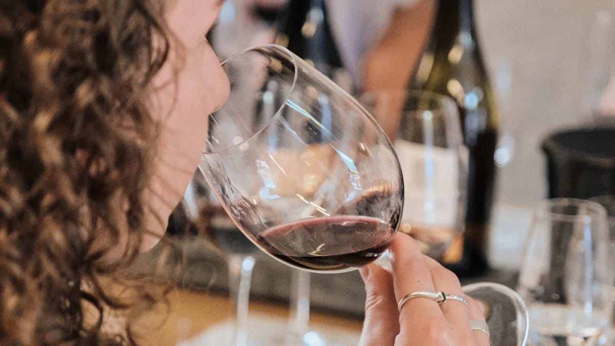 Close-up de um copo de vinho tinto durante uma sessão de degustação na Quinta do Vallado, no Vale do Douro