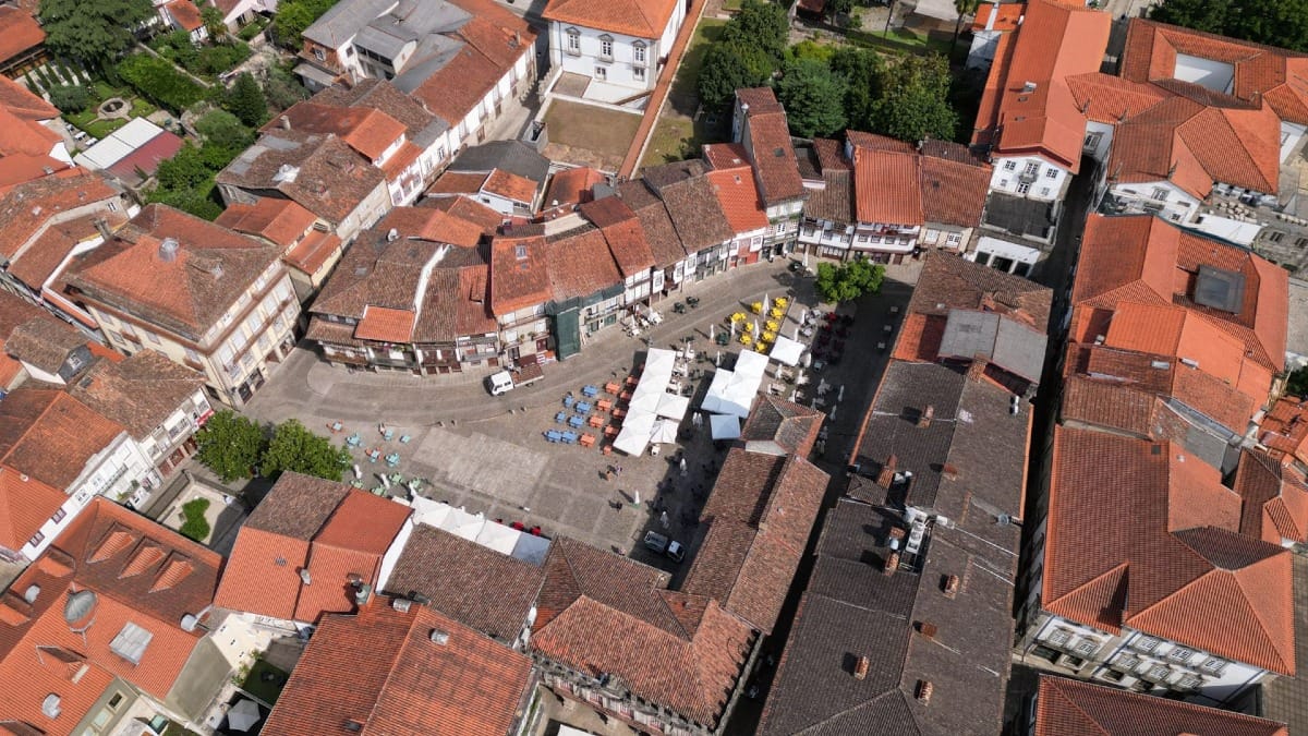 Plaza de Santiago, parte de la zona medieval declarada Patrimonio Mundial de la UNESCO en Guimarães, visitada durante un tour desde Oporto con Cooltour Oporto