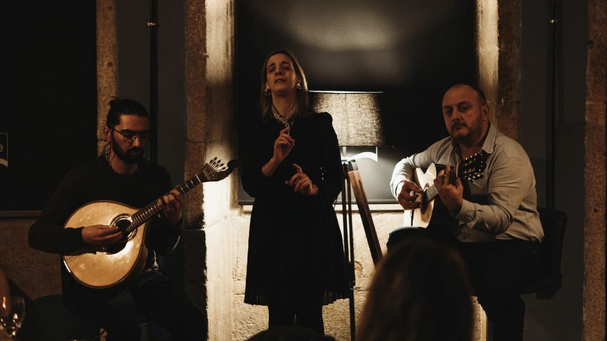 Trio de Fado ao vivo no Porto: cantora, guitarra portuguesa e viola clássica