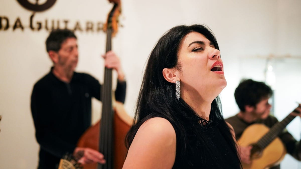 Chanteuse de Fado interprétant avec une profonde émotion à la Casa da Guitarra à Porto