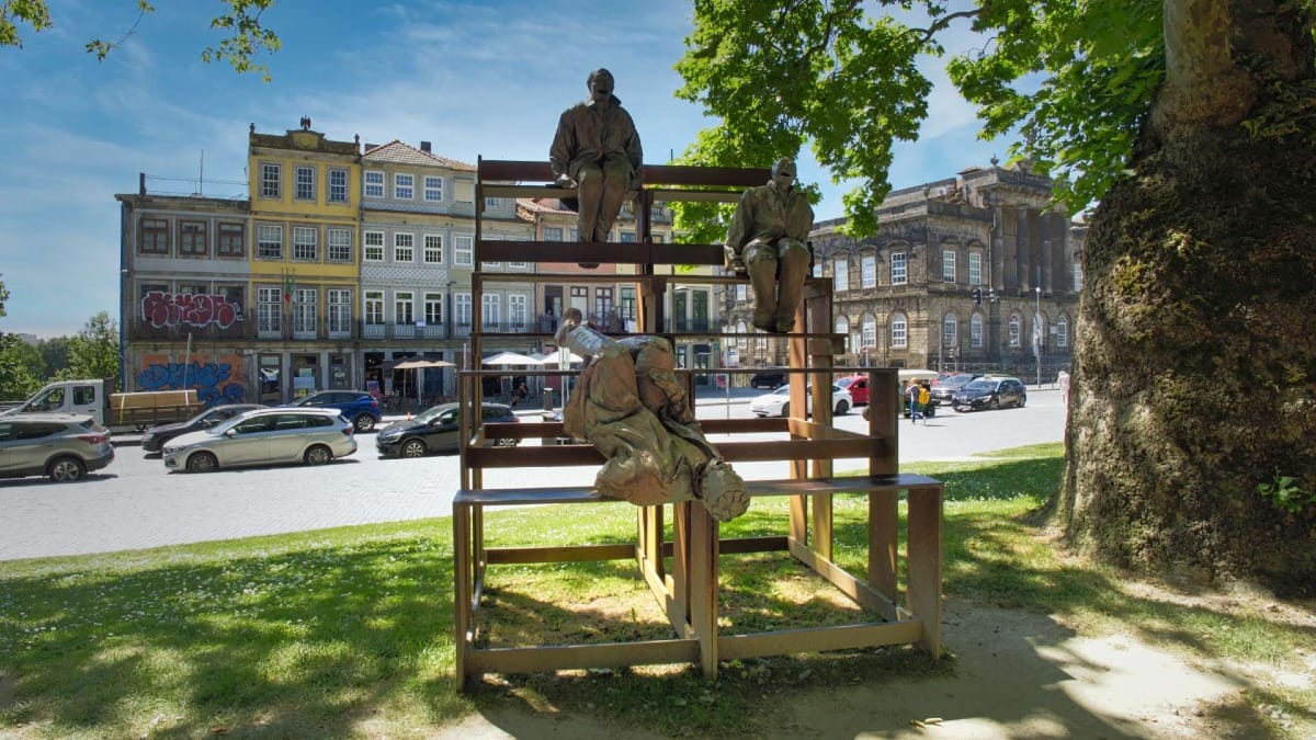 Découvrez les coins artistiques du jardin Cordoaria, encadré par les bâtiments historiques de l'université de Porto.