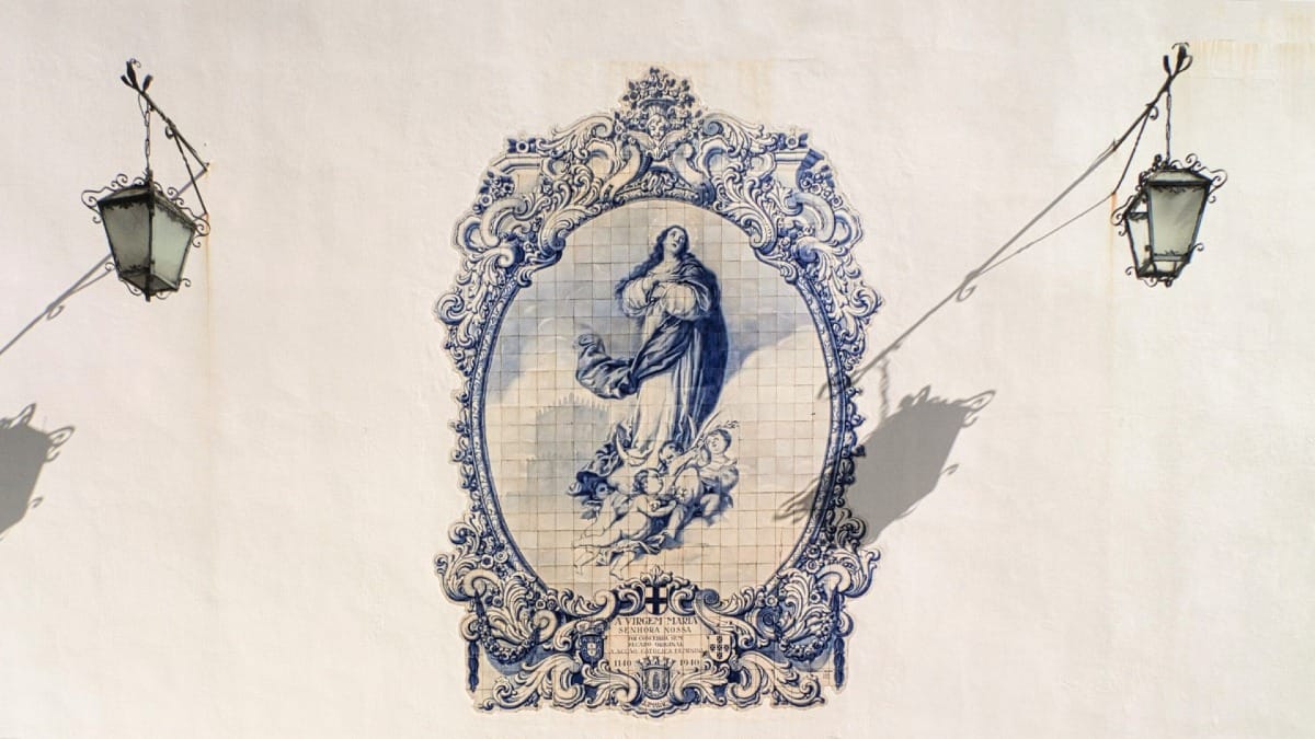 Azulejos traditionnels représentant la Vierge Marie à Guimarães, vus lors d'un tour de Braga et Guimarães avec Cooltour Oporto