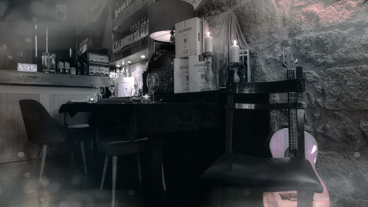 Ambiente íntimo de Fado con mesas decoradas antes de la Cena de Fado y Tour Nocturno en Oporto con Cooltour Oporto