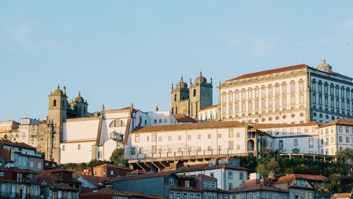 Vue spectaculaire du coucher de soleil depuis le bateau sur le quartier Ribeira et la cathédrale de Porto, site du patrimoine mondial de l'UNESCO