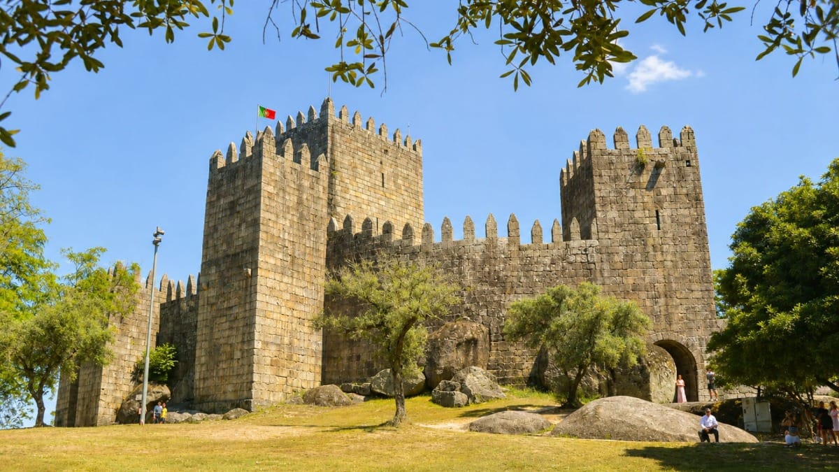Château de Guimarães, l'un des monuments médiévaux les plus importants du Portugal, découvert lors d'une visite privée guidée depuis Porto.