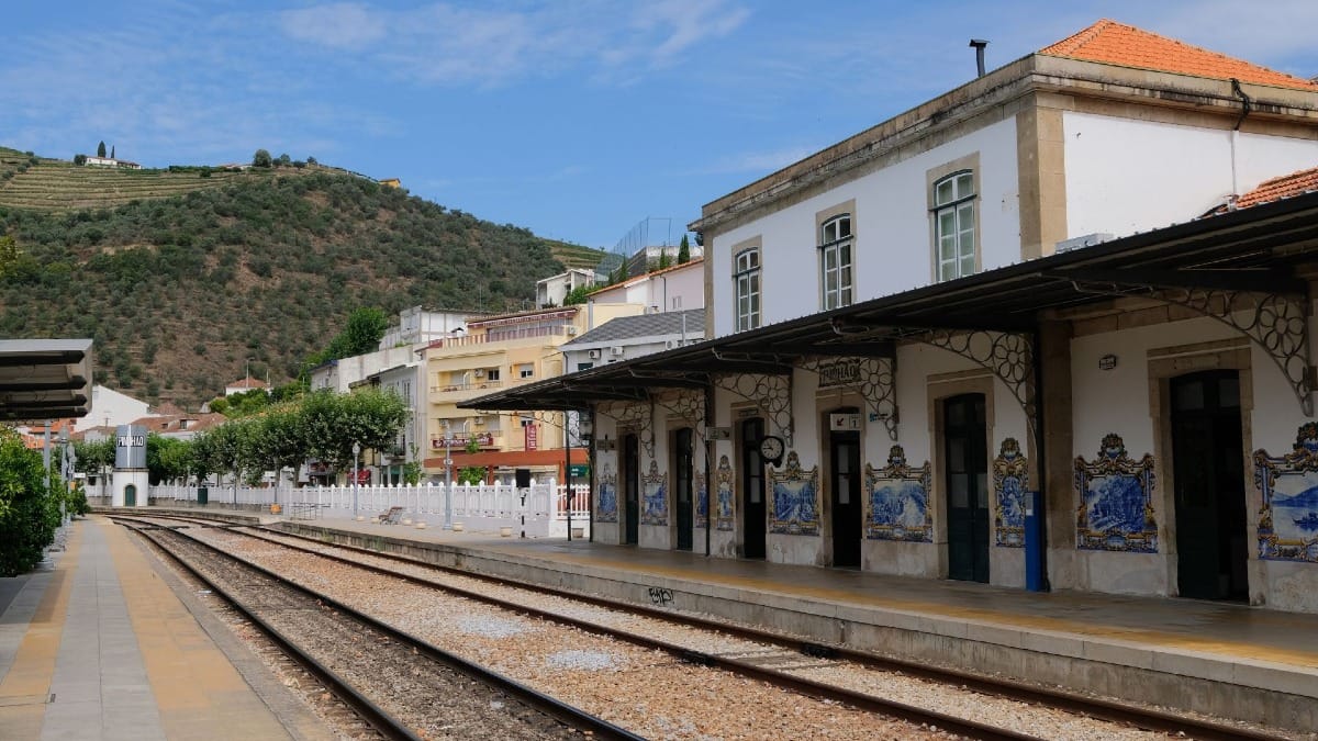 Gare de Pinhão avec ses panneaux d'azulejos traditionnels au cœur de la Vallée du Douro lors d'une visite guidée de vins avec Cooltour Oporto