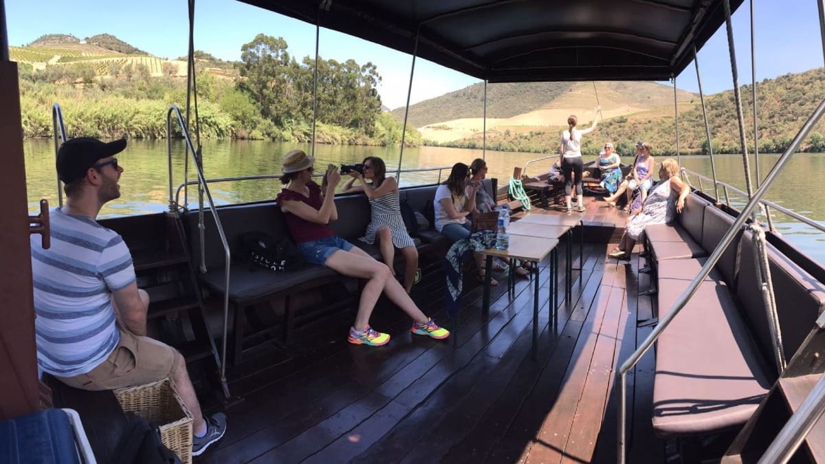 Cruzeiro tradicional em barco Rabelo pelo Rio Douro durante um tour guiado pelo Vale do Douro a partir do Porto com a Cooltour Oporto