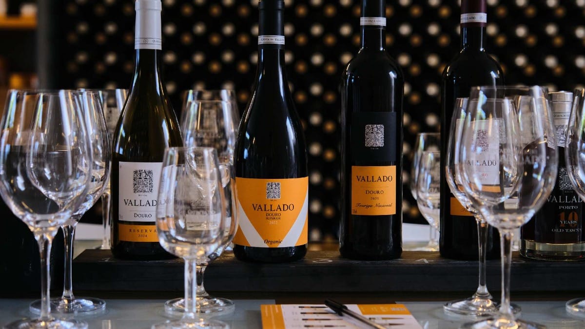 Close-up de garrafas de vinho Vallado e copos prontos para degustação no Vale do Douro