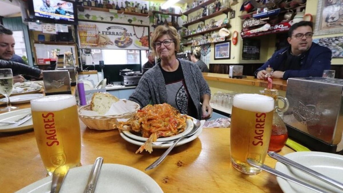 Taberna típica portuguesa em Faro servindo polvo com molho, pão local e cerveja
