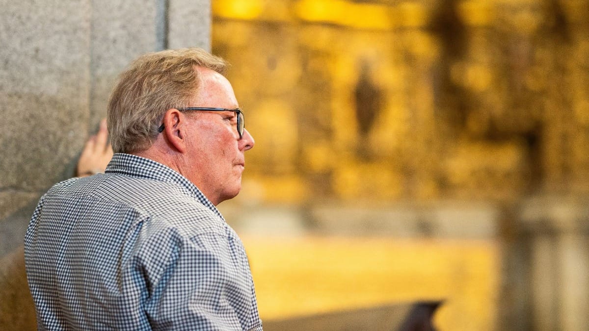 Visiteur se détendant à côté des anciens murs en pierre du monastère à Porto, Portugal